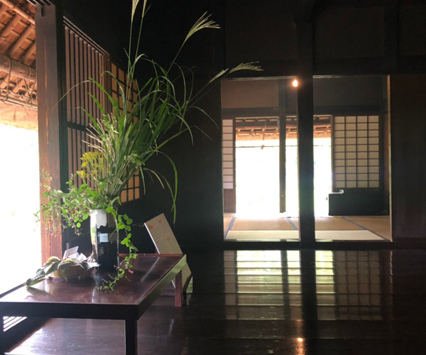 農家内