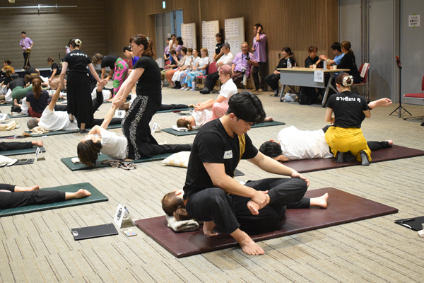 横向きの施術。多様な手技・テクニックを見ることができた。