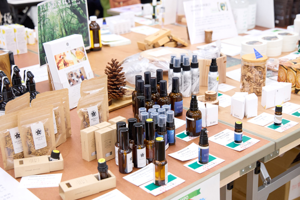 毎年人気の「和精油コーナー」には全国のブランドが集結。