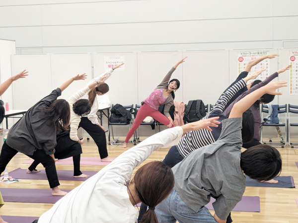 スペシャルステージでは無料のヨガワークショップを開催。