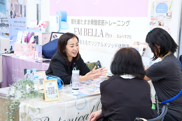 フェムケアコーナーでは商品の体験をしてもらいながら来場者の相談に応えていた。