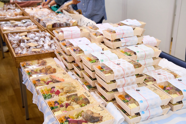 毎年人気の「オーガニック弁当」も。昼過ぎには早々に完売。