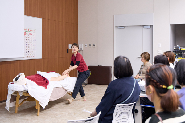 実際に施術のデモンストレーションを行う関口智子先生のセミナー。