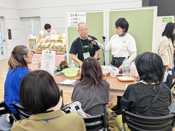 ブースで行われた、有機ぬか床作りの無料ワークショップ。