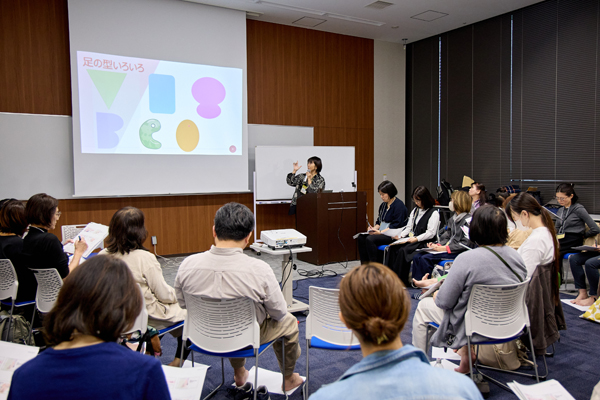 リフレクソロジスト・市野さおり先生のセミナーの様子。