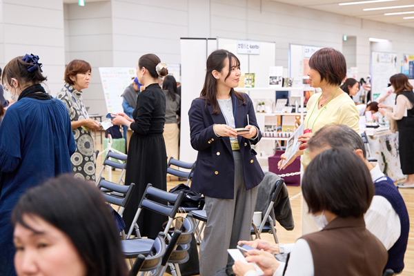 ビジネス交流会で名刺交感をする参加者の方々。