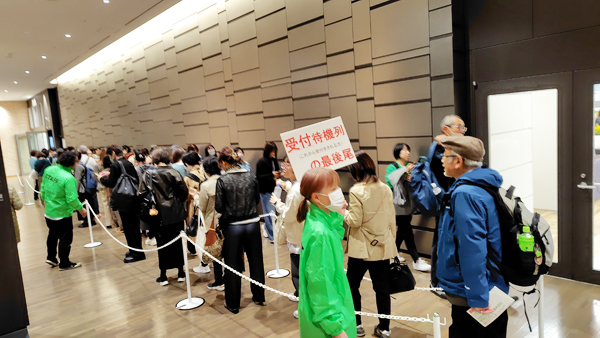 開場前には長蛇の列。予定より早めに入場スタートとなった。