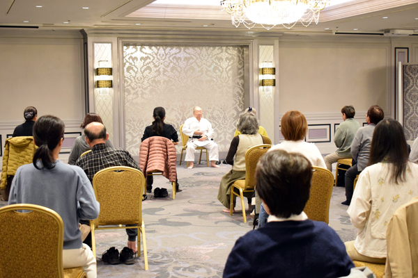 座りながら行う「一億年前を思い出す呼吸法」