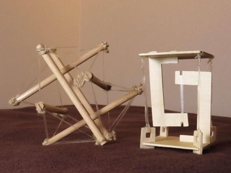 「テンセグリティ構造」の模型。木材（骨格）同士は直接接しておらず、張力でバランスを保ち、宙に浮いているように見える。
