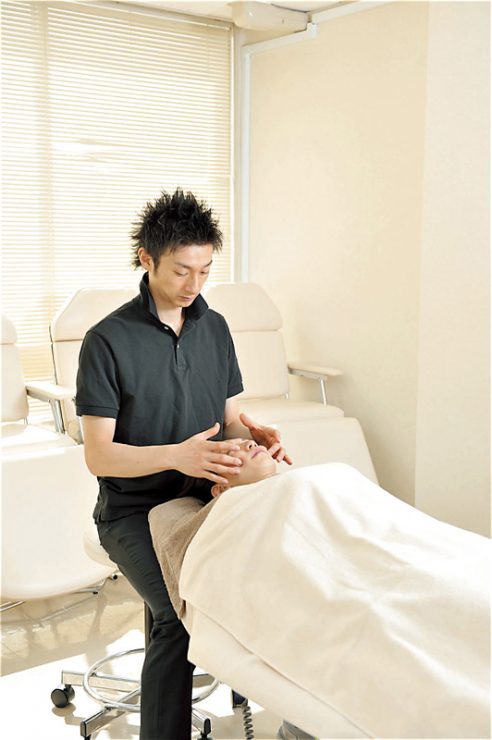 エステ王子 小野浩二先生が 小顔を作るフェイシャル ヘッドマッサージのセミナーを開催 発見 アロマ ハーブ Expo