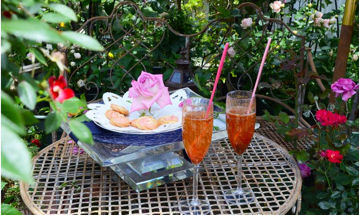 天然ローズ水で作ったスパークリングドリンク。バラの香りが濃い♥